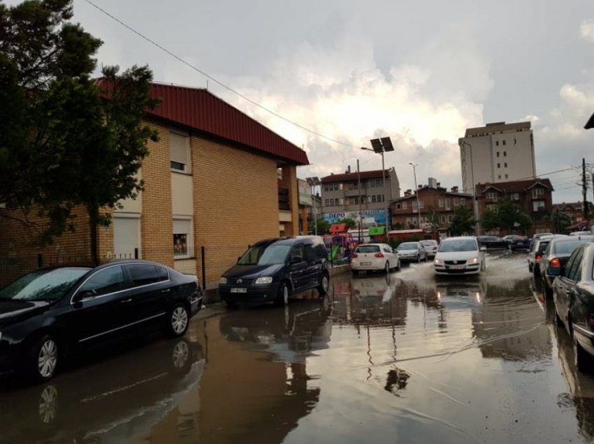 Vërshime në Fushë Kosovë pas reshjeve të mëdha të shiut