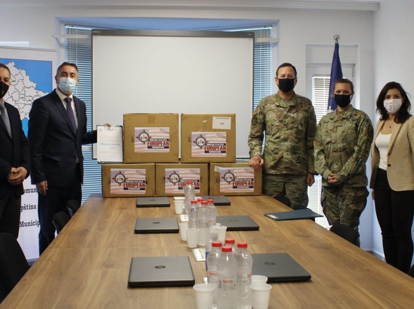Ambasada e ShBA-së i ka dhuruar komunave të Kosovës teste rapide në vlerë afër 500 mijë dollarë