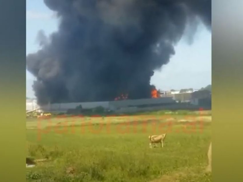 Pamjet/Zjarr dhe shtëllunga tymi, përfshihet nga flakët fabrika e tullave, evakuohen banorët