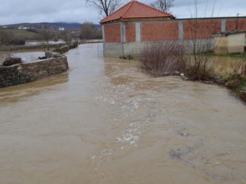Nata e tmerrit: Shpëtohen 9 anëtarë të një familjeje në Pogragjë të Gjilanit që rrezikoheshin nga përmbytja