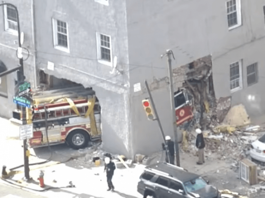 Automjeti i zjarrfikësve në Filadelfia përplaset keq te një ndërtesë – pësojnë lëndime zjarrfikësit si dhe një grua