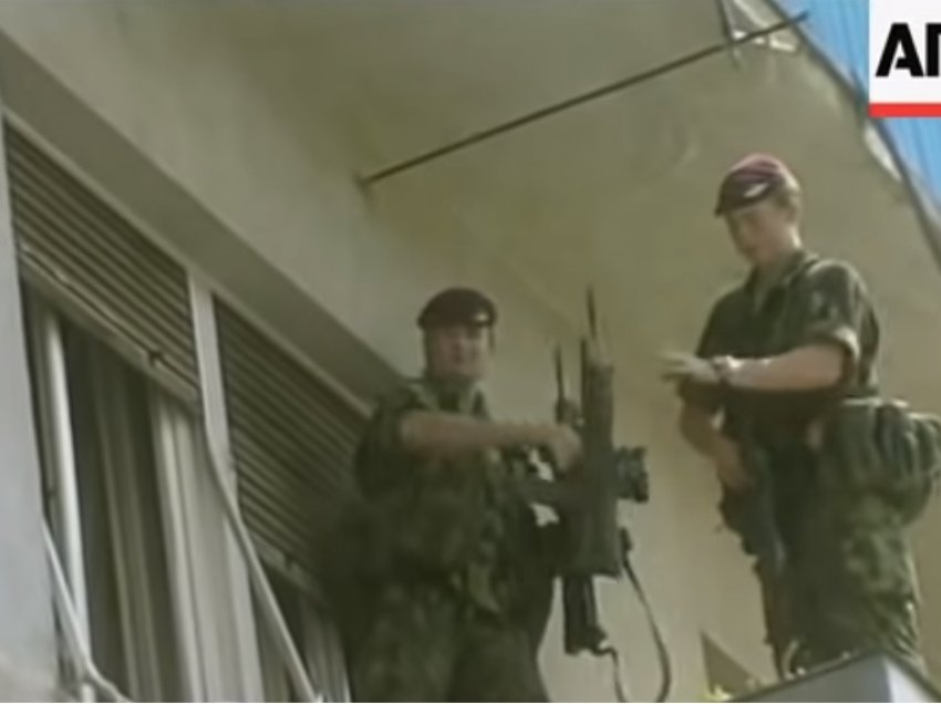Pamje nga momenti kur KFOR-i arreston serbin që kishte uzurpuar një banesë në Prishtinë