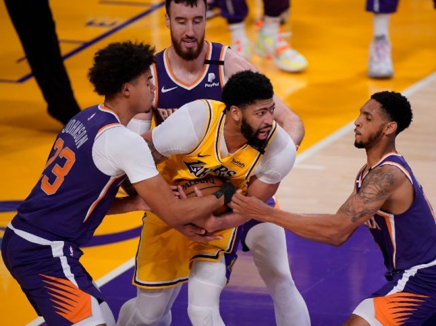 Bucks pranë kualifikimit, Davies u jep epërsinë Lakers ndaj Suns