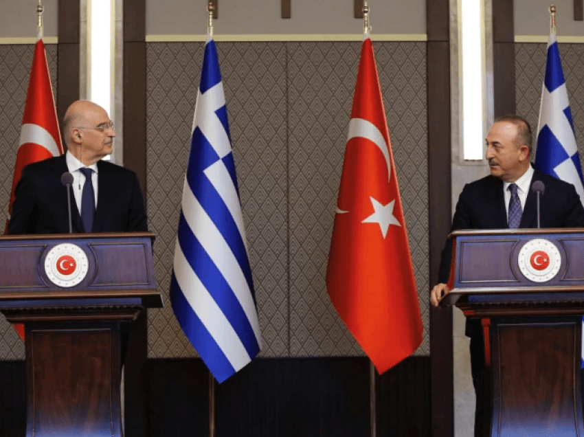 Ministri i jashtëm turk viziton Greqinë