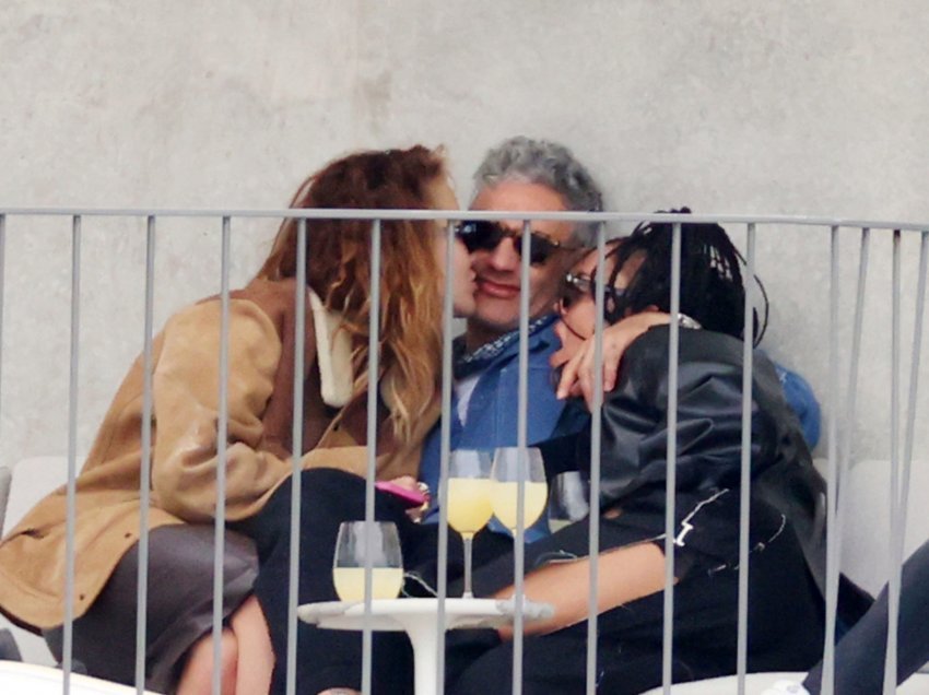 U fotografuan duke shkëmbyer puthje treshe, partneri i Rita Orës merr kritika të forta