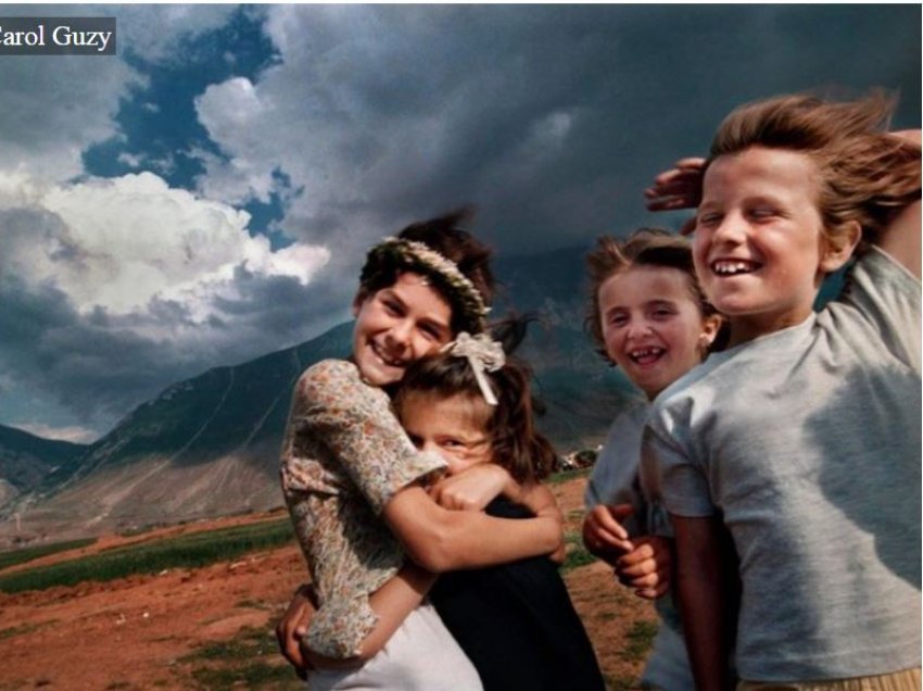 Një fotografi e “lumtur” e fëmijëve refugjatë nga Kosova gjatë luftës së vitit 1999
