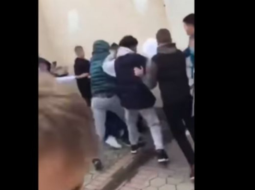 Rrahja masive mes nxënësve në Prishtinë, policia arreston dy persona