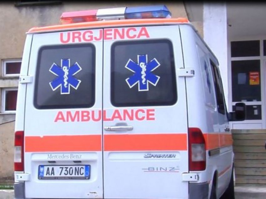 Plagosje me thikë në Vlorës, 40-vjeçari transportohet me urgjencë në spital