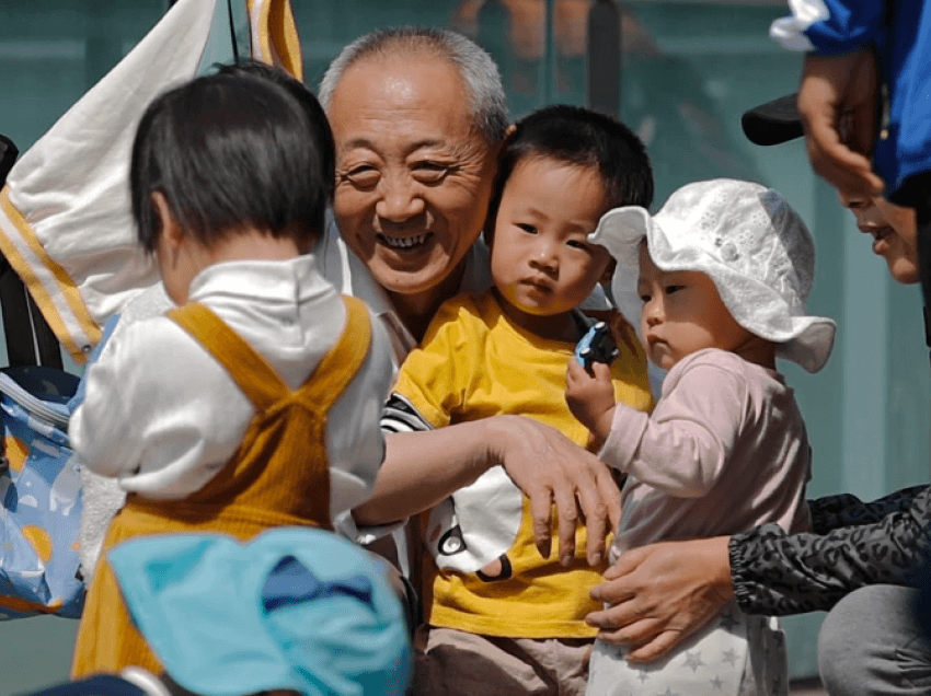 Kina ndryshon politikën, familjet mund të kenë tre fëmijë