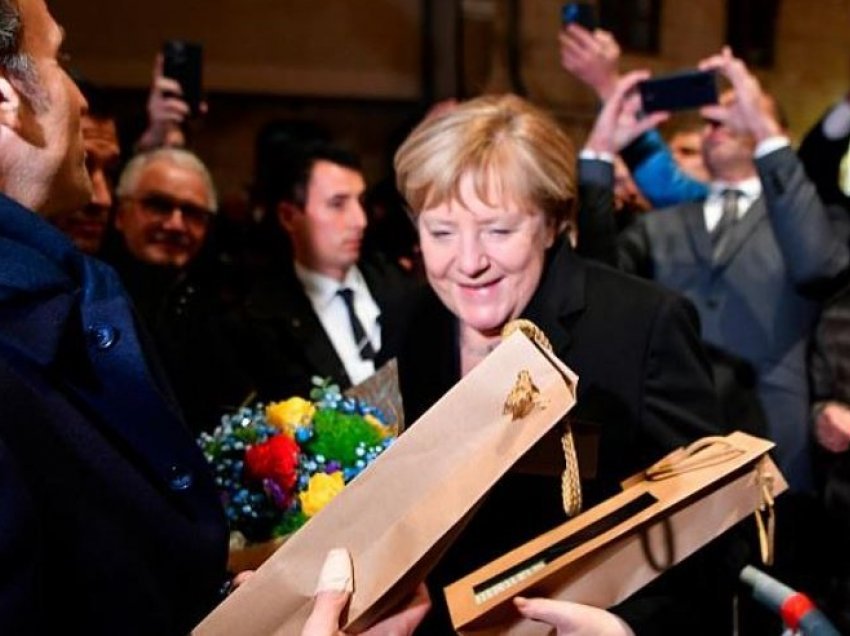Macron i jep titullin e lartë Merkelit, në vizitën lamtumire në Francë