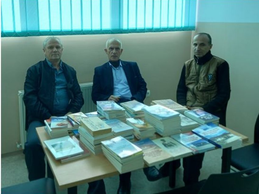 Poetët Fatmir Çitaku e Zymer Mehani dhurojnë libra për bibliotekën e Shkollës “Emin Duraku” të fshatit Bajçinë të Besianës