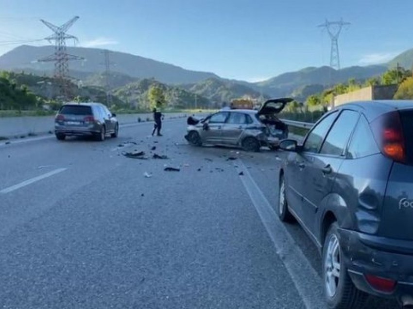 Përplasen dy makina në aksin Tiranë-Elbasan, një i plagosur