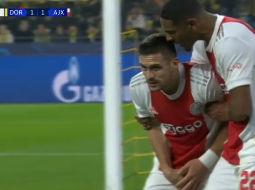 Lojtarit i Ajaxit përplaset me shtyllën, lëndon organet gjenitale