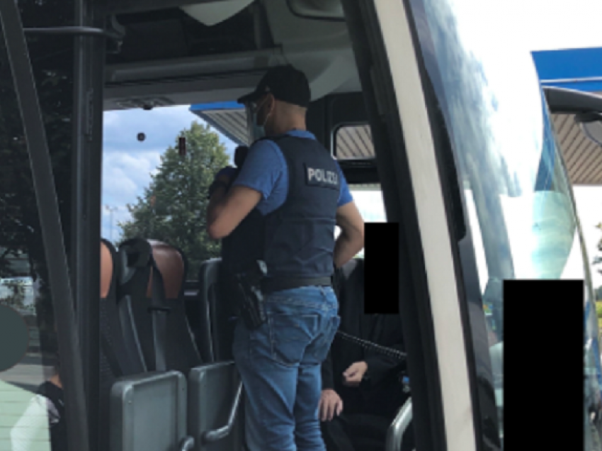 Nuk kishin leje qëndrimi, kapen tre shqiptarët në një autobus në Gjermani