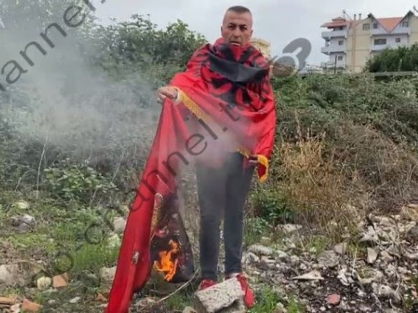 Shqiptari i kundërpërgjigjet dy të rinjve serb, djeg flamurin e Serbisë në Fier
