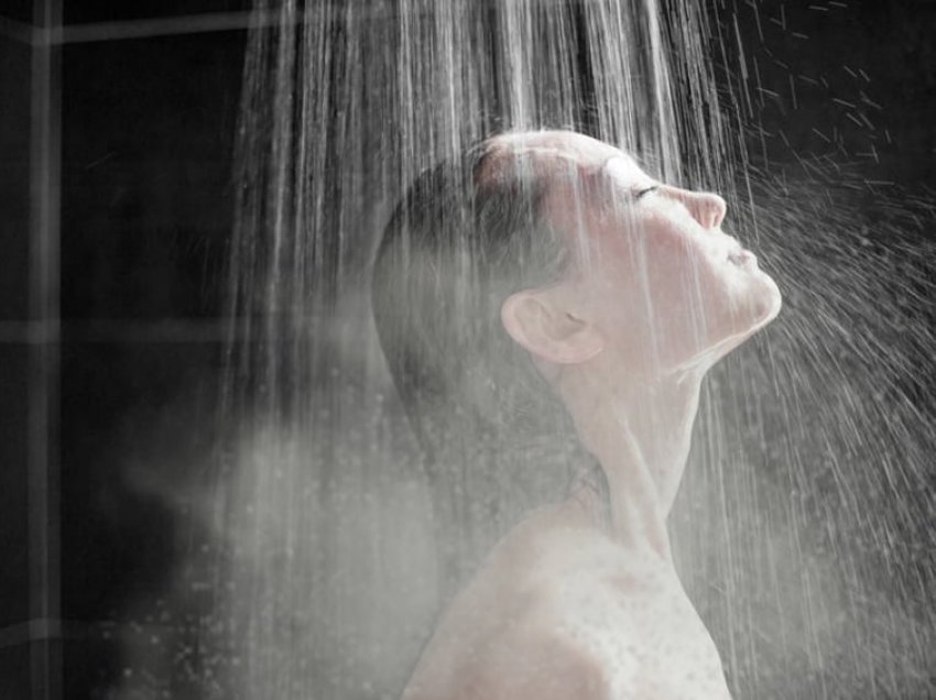 Temperatura ideale e dushit për ta mbajtur lëkurën tuaj të butë e të hidratuar