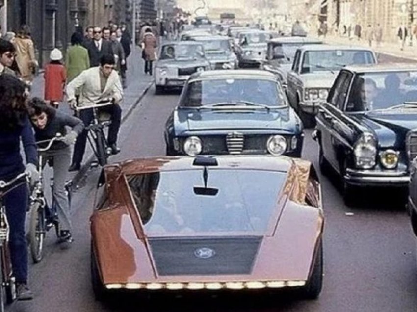 Vetura “futuristike” Lancia Stratos Zero rrugëve të Milanos gjatë të 70-ve