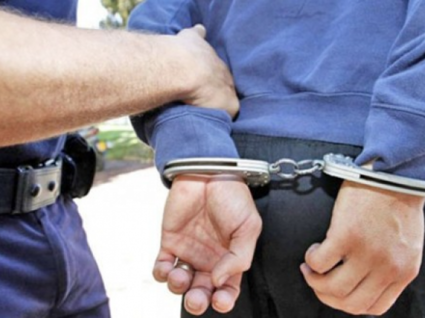 Goditi veturën e policisë në shenjë pakënaqësie për gjobë, arrestohet gjilanasi