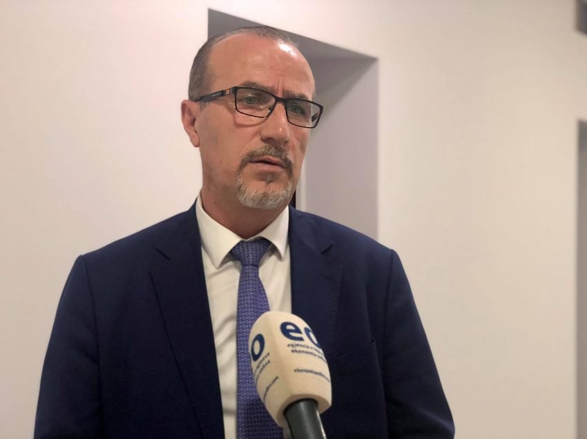Ministria demanton Bekim Haxhiun: Nuk ka vaksina të skaduara
