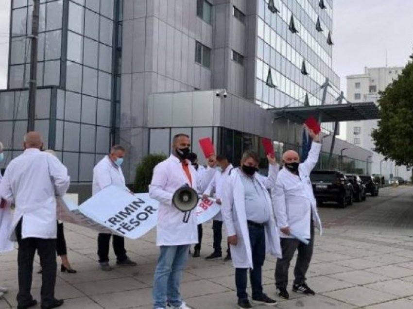 Protestojnë punëtorët shëndetësor