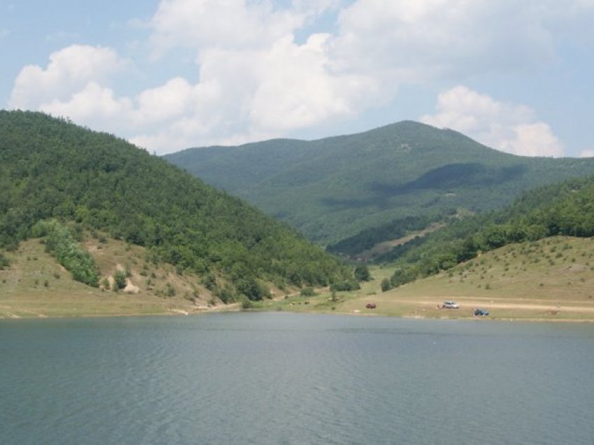 Bie niveli i ujit në Liqenin e Badovcit