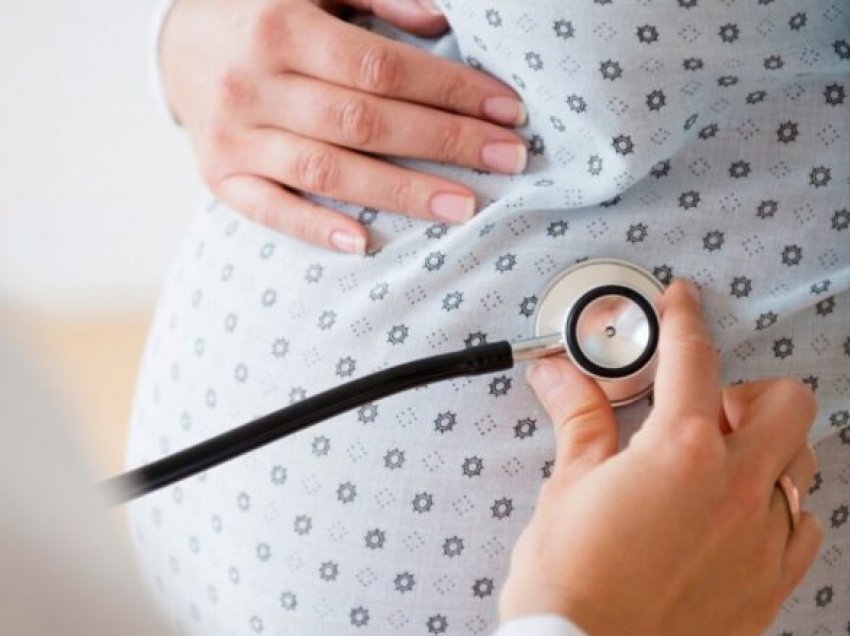 Mjekët e Qendrës së vaksinimit në Podujevë refuzojnë ta vaksinojnë gruan shtatzënë