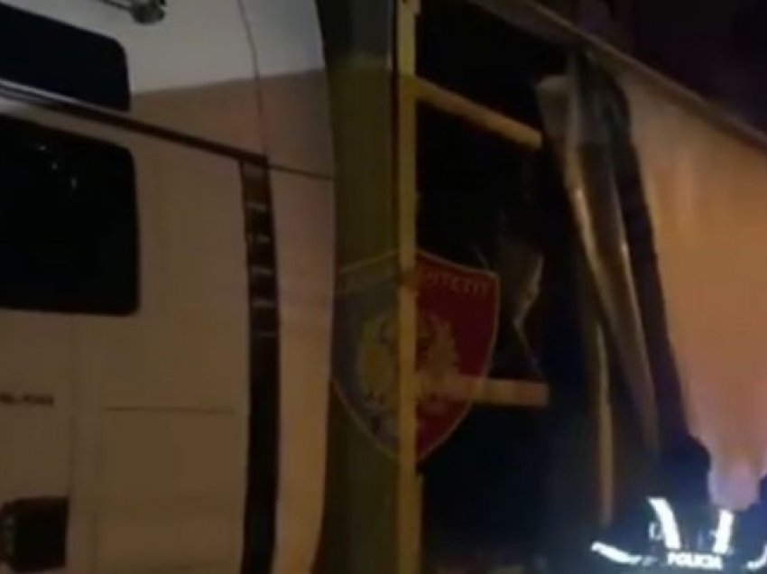 “1150 euro secilit”/ Arrestohet 31-vjeçari në dalje të Pogradecit, po transportonte me kamion 83 emigrantë të paligjshëm