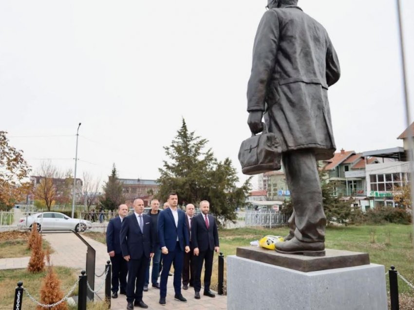 Lladrovci bashkë me djalin e Thaçit nderojnë heronjtë në sheshin ‘Fehmi Lladrovci”