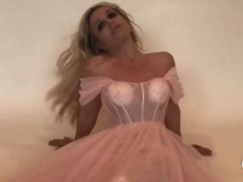 Ja kush po e po dizajnon fustanin e nusërisë së Britney Spears