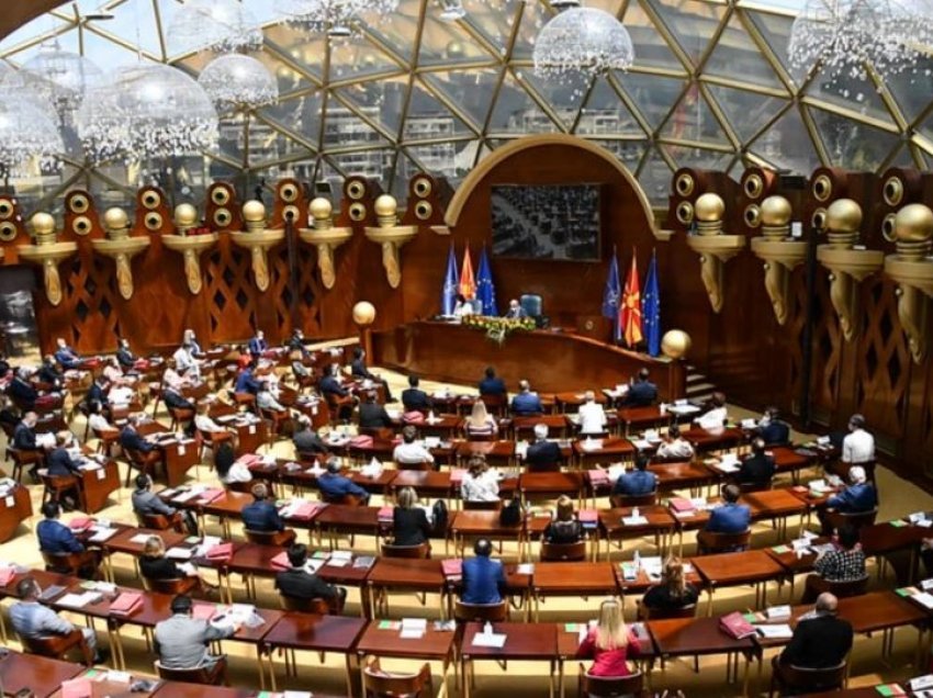 Maqedoni e V.: Opozita lëshon Kuvendin, nuk votohet për mosbesimin e Qeverisë