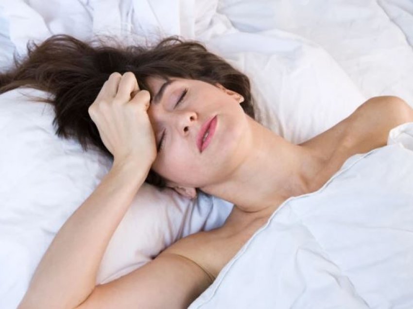Pse djersitni gjatë natës në gjumë? Problemet shëndetësore nga të cilat mund të vuani