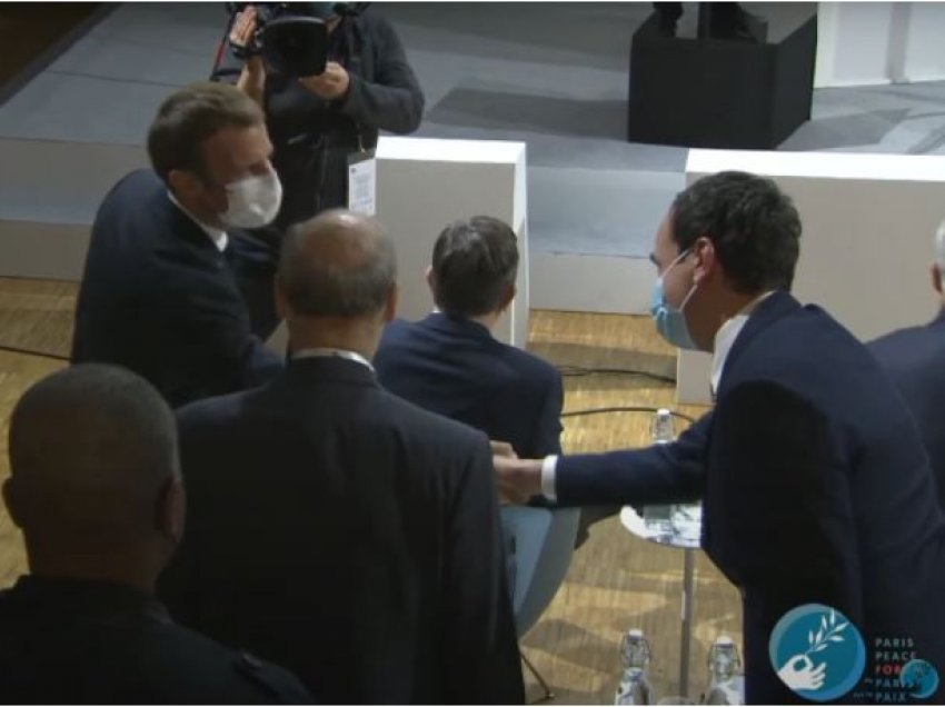 Ky është momenti i përshëndetjes Kurti-Macron në Forumin e Paqes në Paris