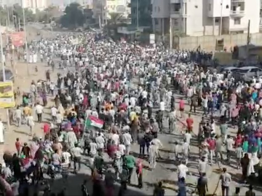 Forcat sudaneze vrasin pesë protestues