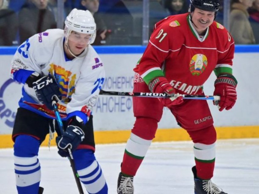 Kriza po ashpërohet në kufirin Bjellorusi-BE, por Lukashenko gjen kohë për të luajtur hokej