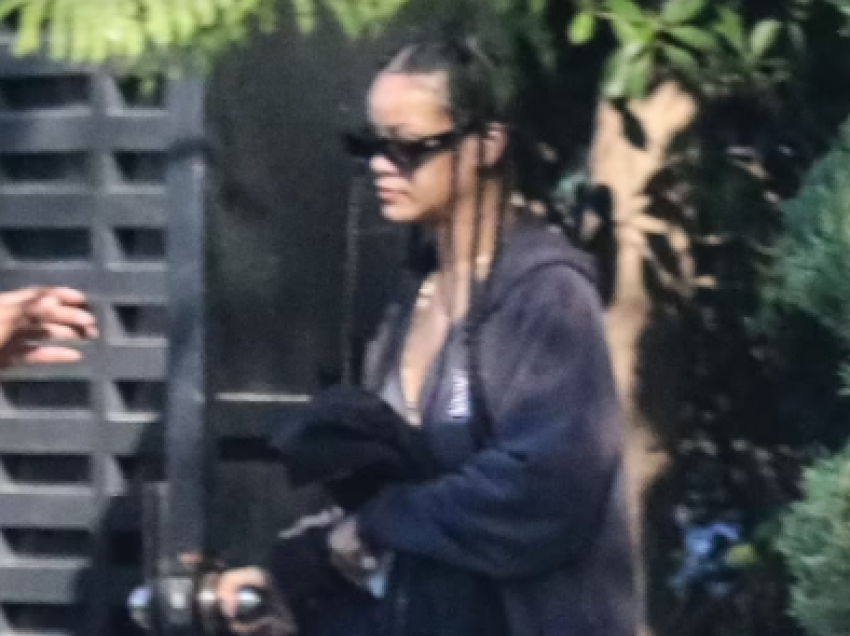 Rihanna befason me stilin e veshjes dhe pamjen pa grim