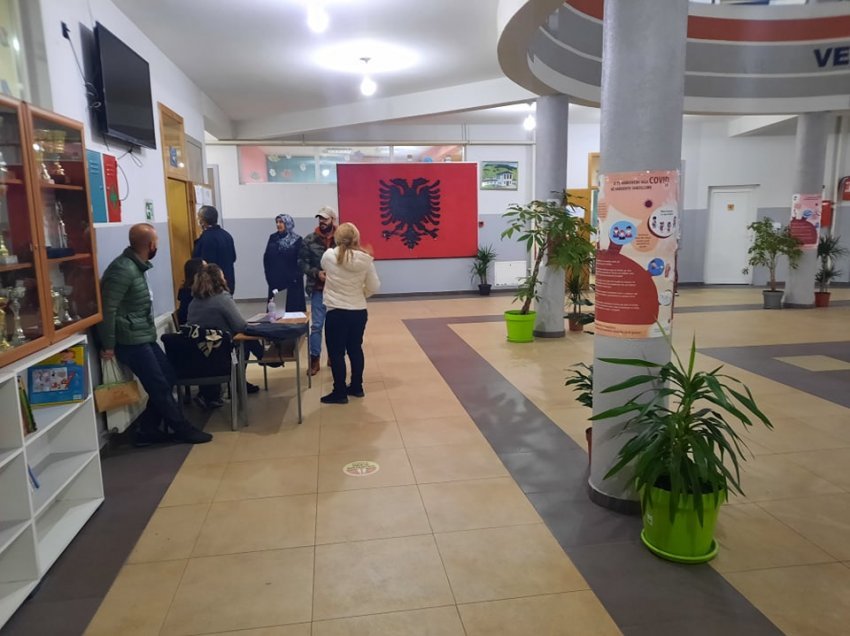 Rreth 3 100 qytetarë votojnë në shkollën “Avdyl Frashëri” në Prizren