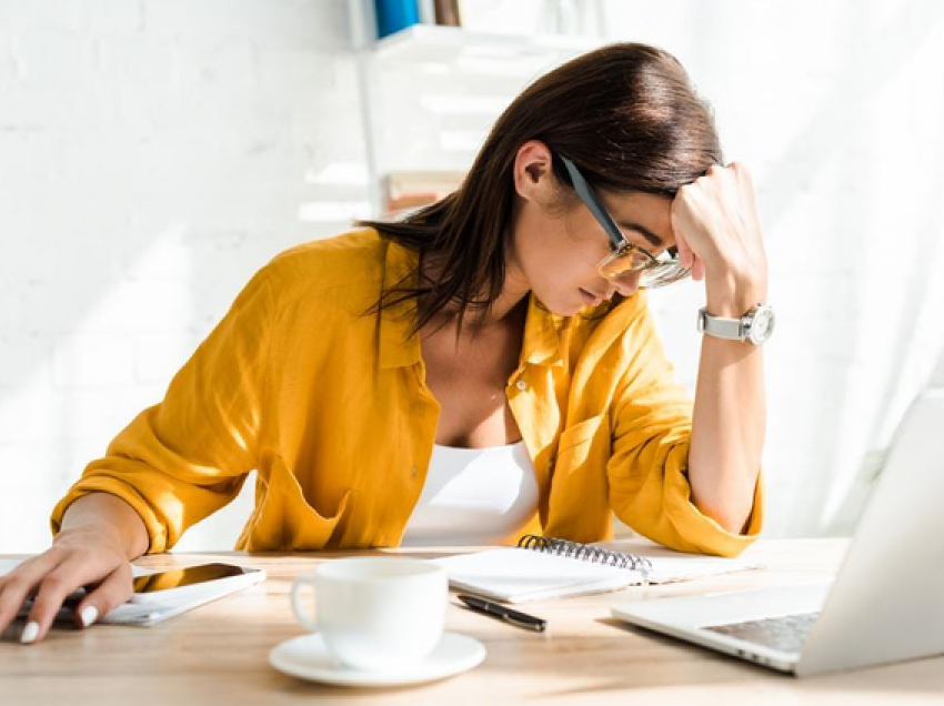 Pse ndihemi gjithnjë të lodhur në punë? 5 zakone të këqija të cilat nuk i vëmë re