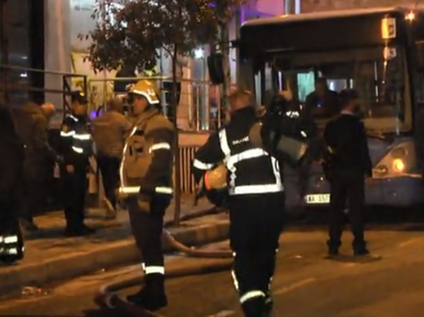 Zjarr në “Fresk”, dy persona shoqërohen me ambulancë