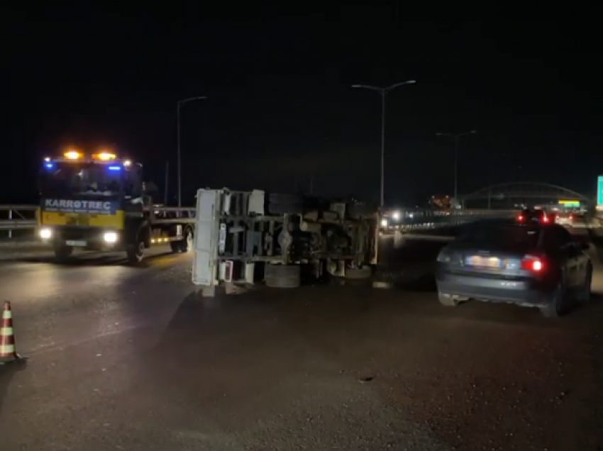 Aksident në aksin Lezhë-Laç, përplasen dy mjete, lëndohet njëri prej shoferëve
