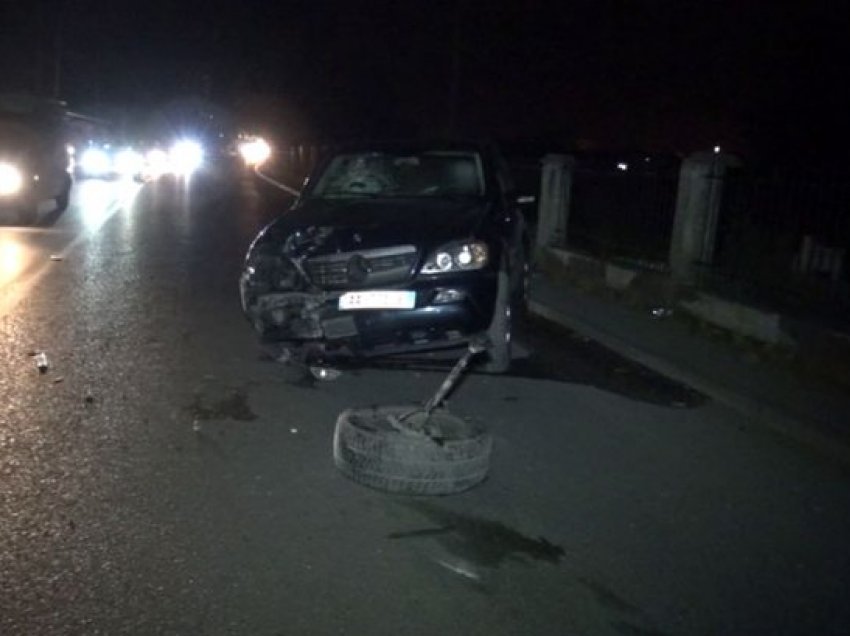 Aksident në Elbasan, automjeti del nga rruga, plagoset 25 vjeçari