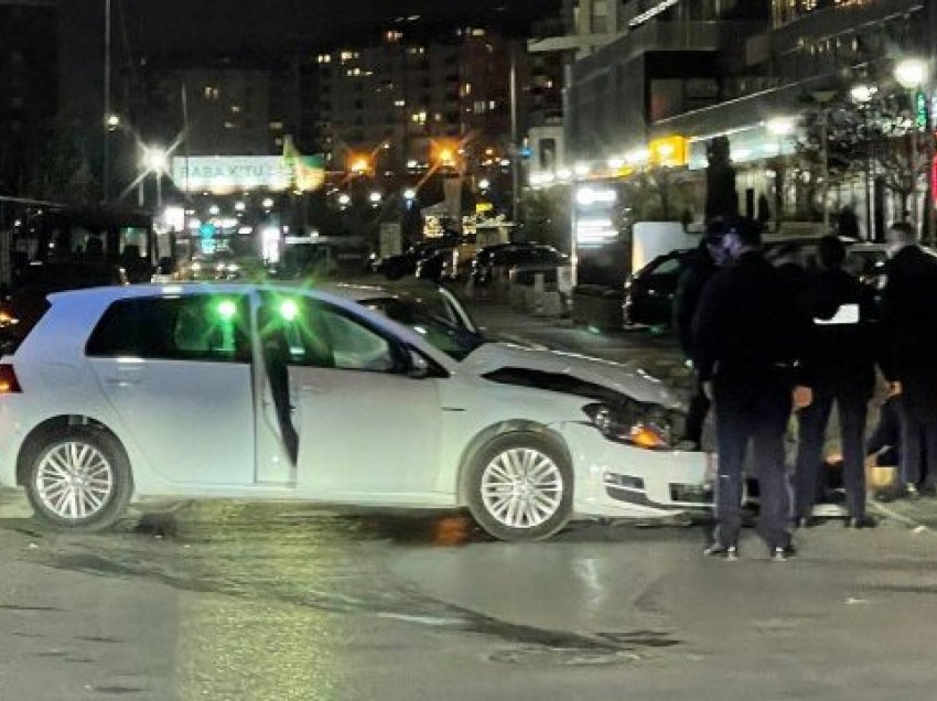 Aksident në qendër të Prishtinës, dëmtohen rëndë makinat