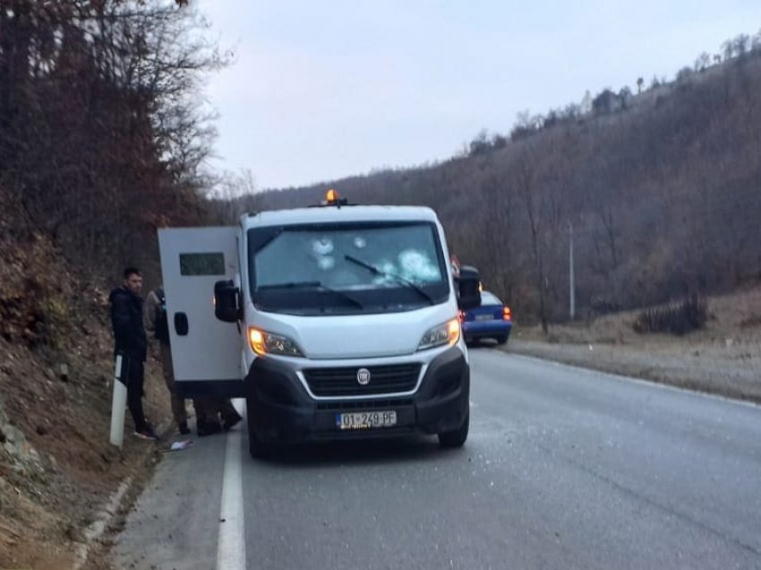 Pamje/ Grabitje si në filma ndodhi në Prishtinë: Persona të armatosur kanë ndalë veturën e transportit të parave