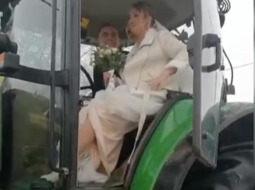Çifti shkon në dasmë me traktor