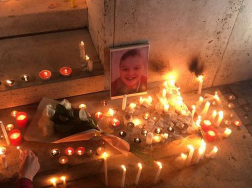 “Nuk duam të bëhem një engjëll”, në shkallët e kryeministrisë ndizen qirinj për 8-vjeçarin e vrarë
