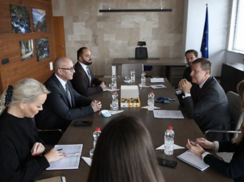 Rakiç e Radojeviç takohen me shefin e zyrës së BE-së - Asociacionin e komunave e quajnë prioritet