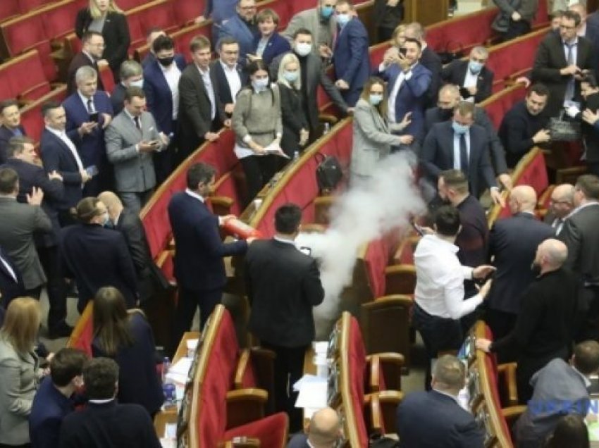 Deputetit ukrainas i merr flakë kutia e votimit