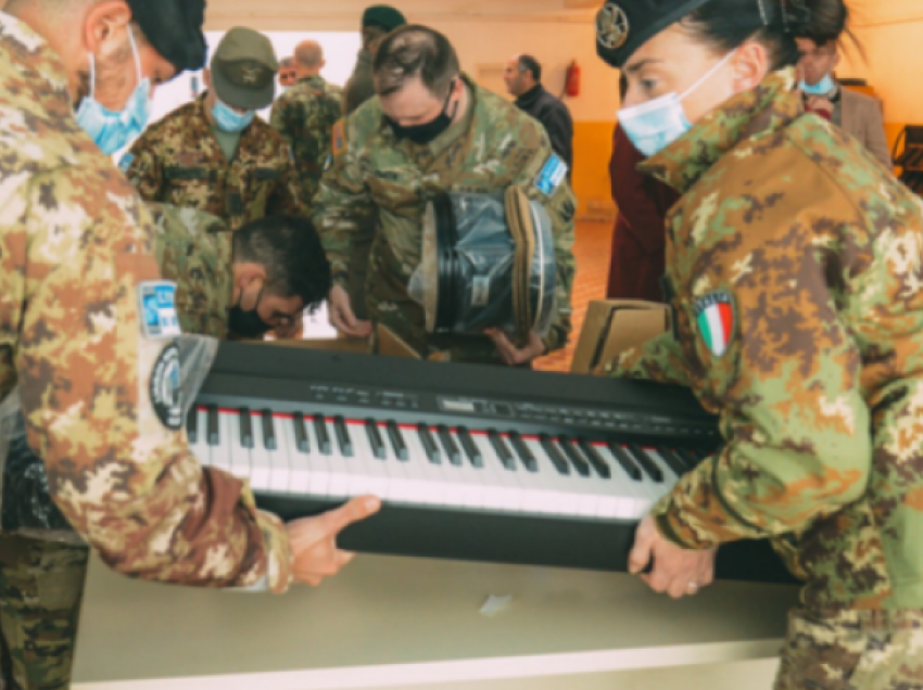 Një shkollë në Drenas bëhet me instrumente muzikore