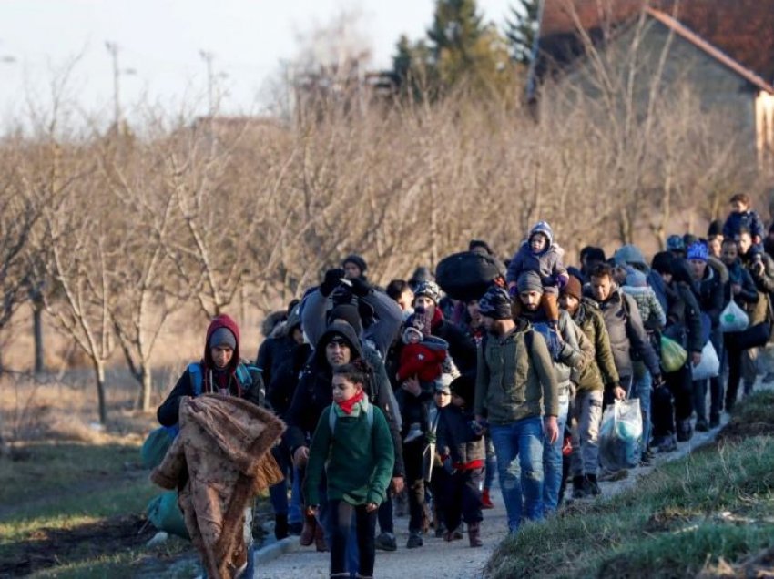 Kosova pret e përcjell migrantë