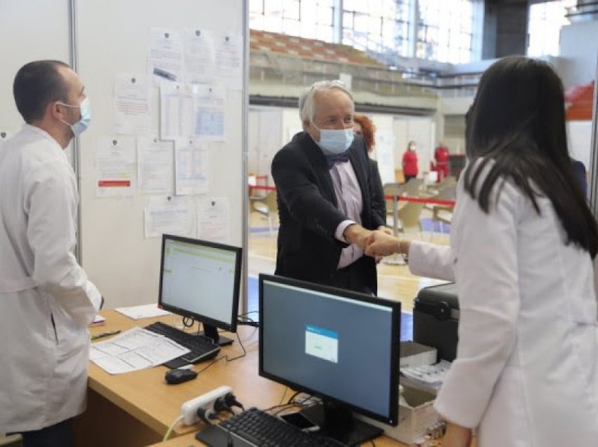 ​Ministri Latifi viziton qendrën e vaksinimit “1 Tetori”: Çdo vaksinë e dhënë është një jetë e shpëtuar