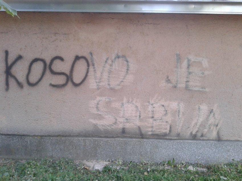 Shkruhet “Kosova është Serbi” në një fshat të Rahovecit, policia fillon hetimet